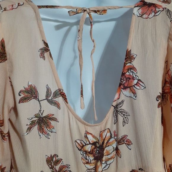 LF Seek the Label Coral Floral Babydoll Boho Cut Out Top Medium NWT - Picture 5 of 8